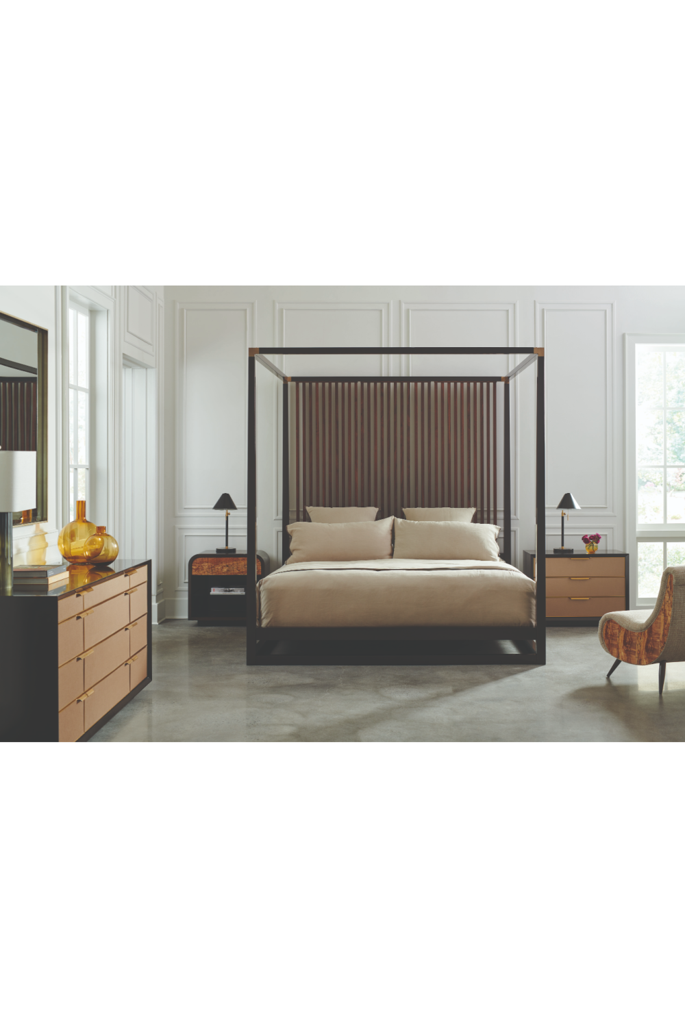 Brązowe drewniane łóżko z baldachimem | Caracole Pinstripe | Caracole.eu.com