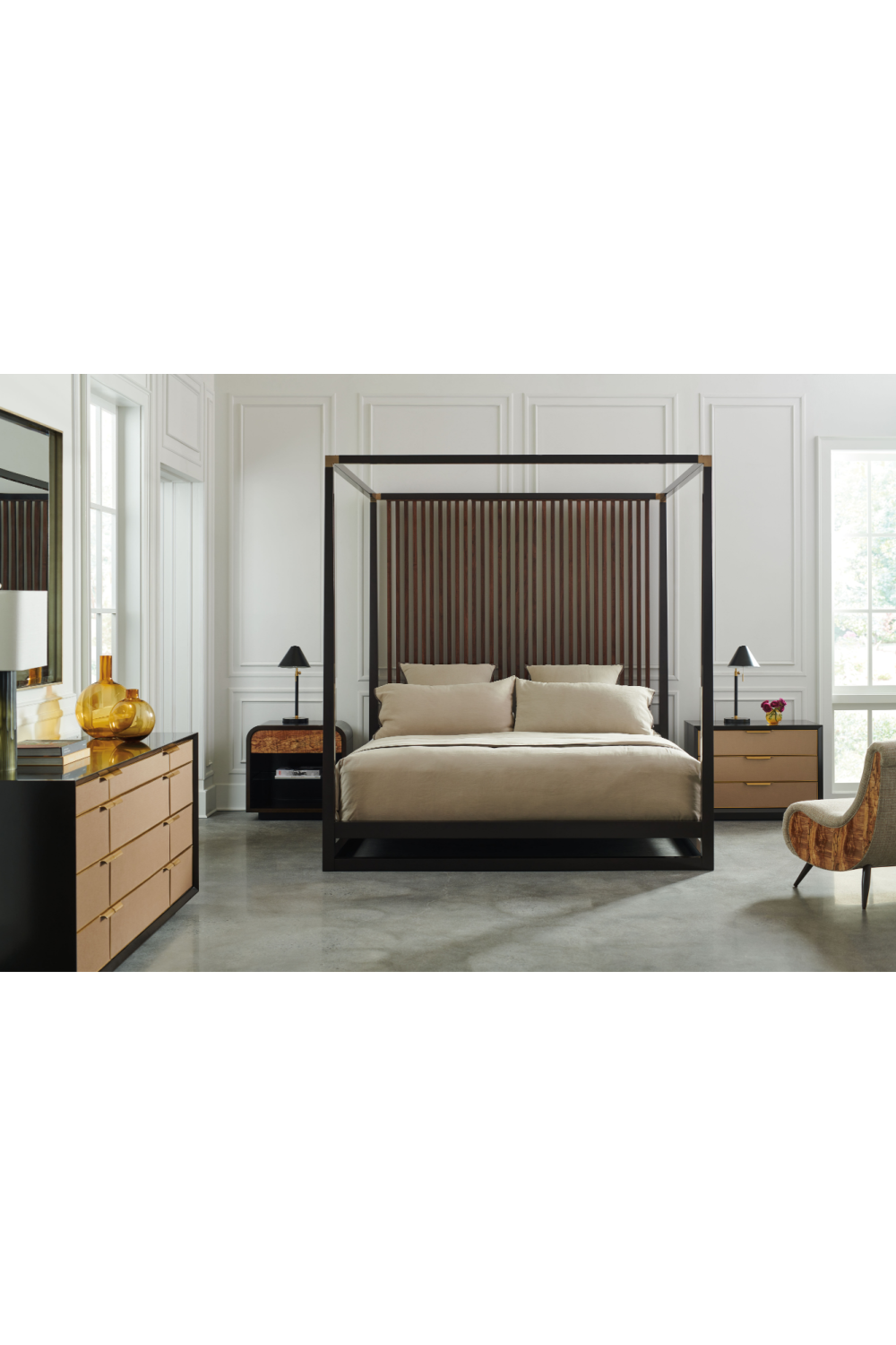 Brązowe drewniane łóżko z baldachimem | Caracole Pinstripe | Caracole.eu.com
