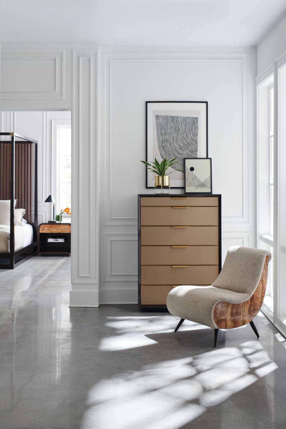 Brązowe drewniane łóżko z baldachimem | Caracole Pinstripe | Caracole.eu.com