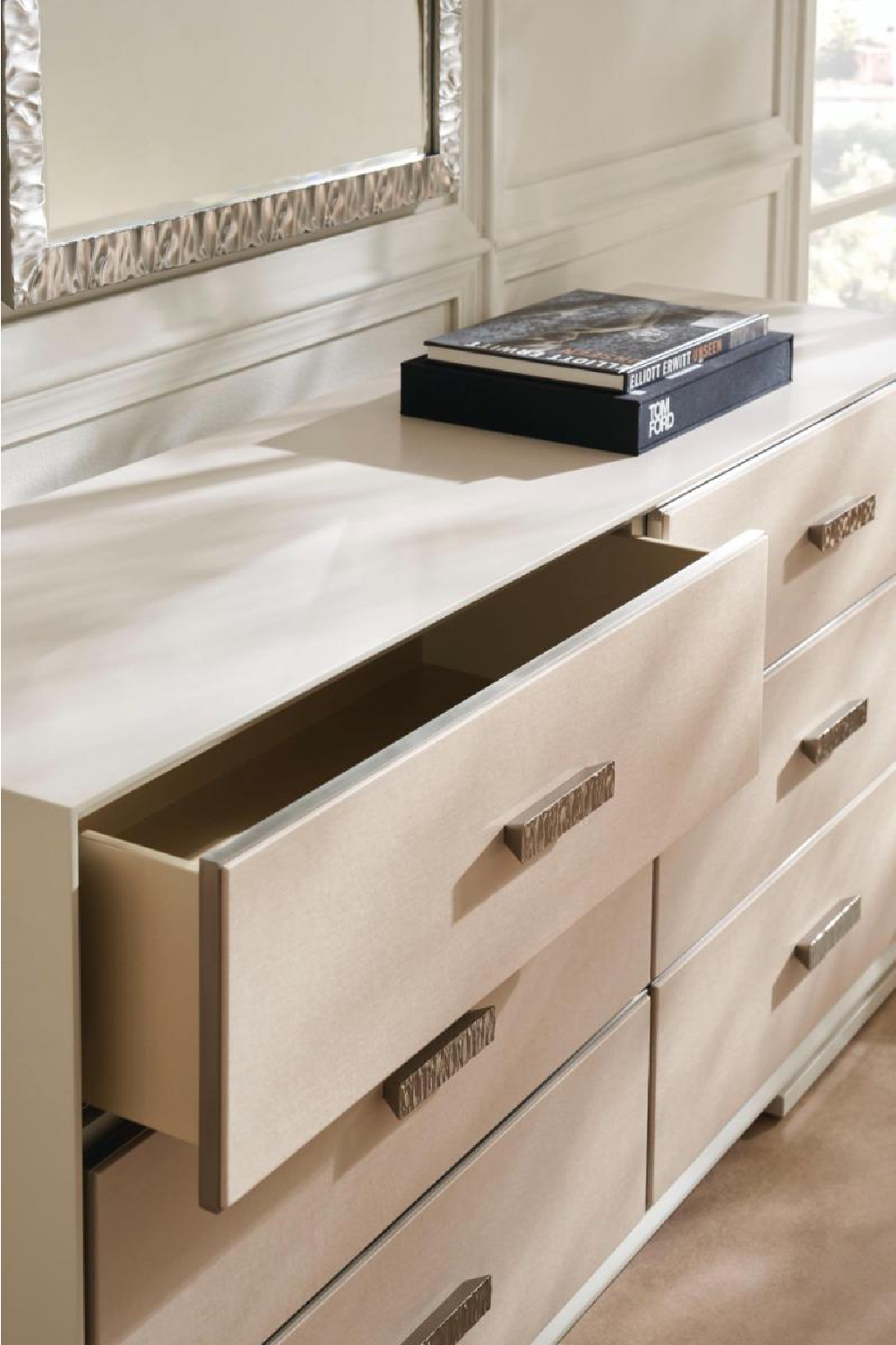 Klasyczna komoda z 6 szufladami | Caracole Silver Lining | Caracole.eu.com