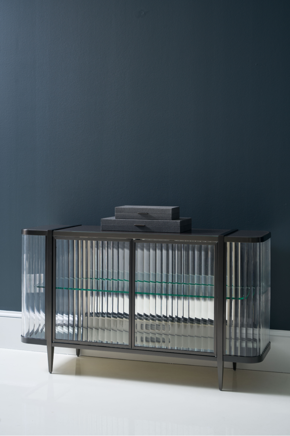 Komoda Wavy Mirror z 2 drzwiami | Caracole Stop And Stare | Caracole.eu.com
