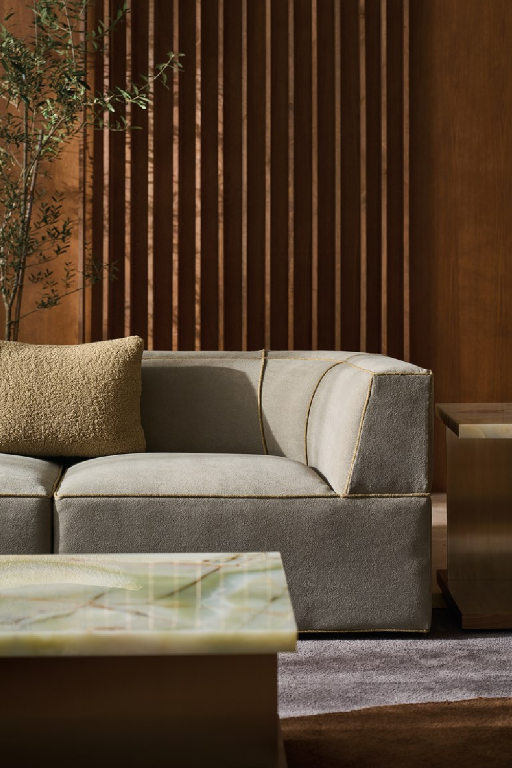 Brązowa sofa modułowa z lamówką | Caracole Marbella | Caracole.eu.com