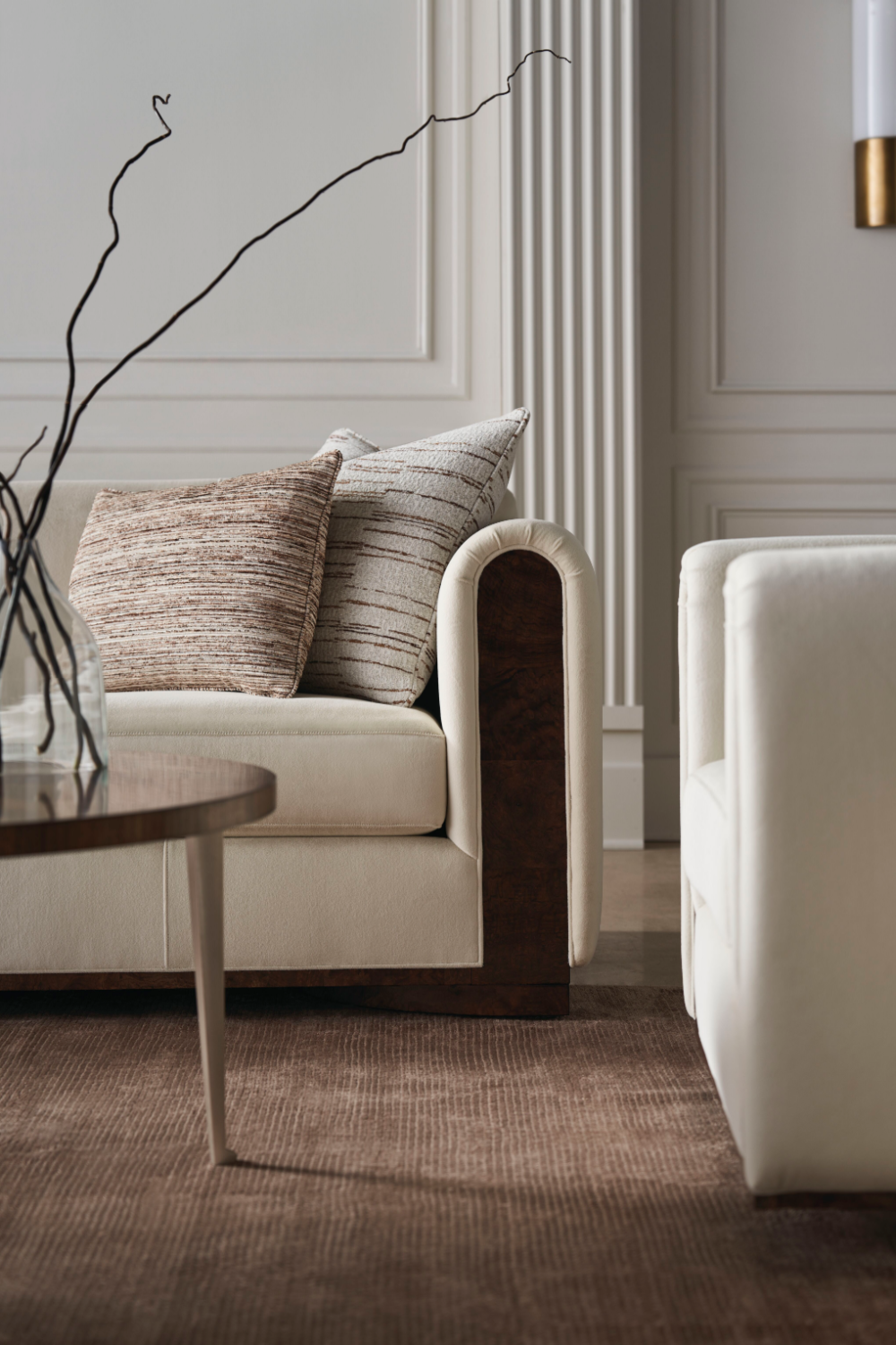 Kremowa aksamitna sofa | Caracole Dimitri | Caracole.eu.com