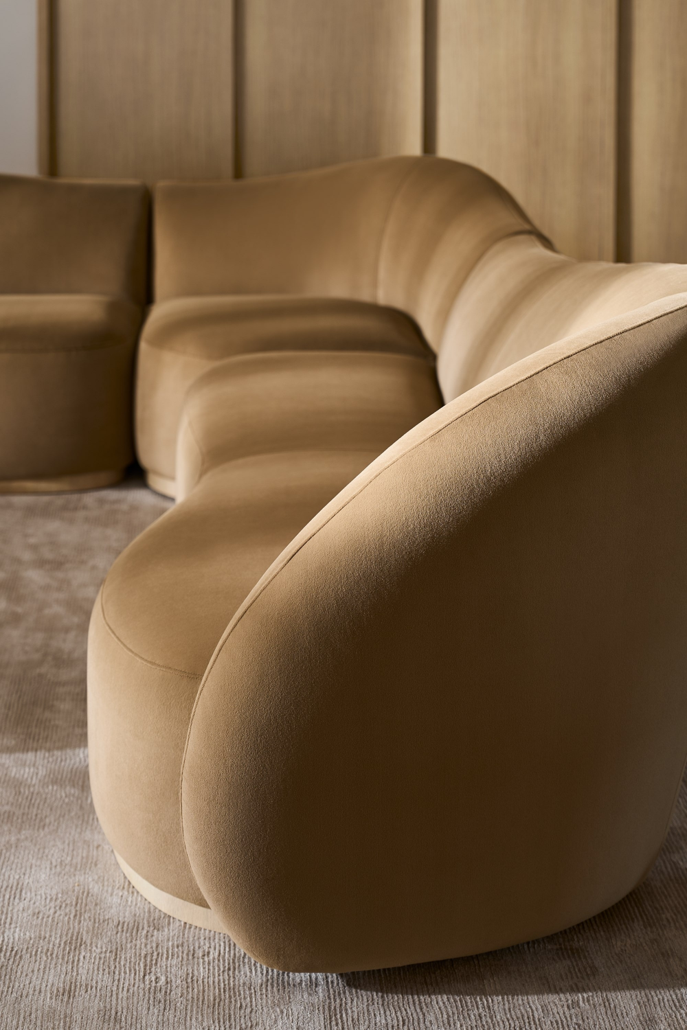 Brązowa aksamitna sofa klinowa | Caracole Kalahari | Caracole.eu.com