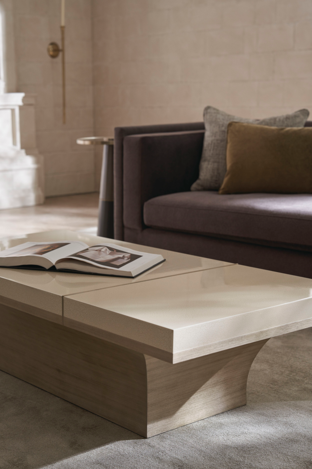 Brązowa klasyczna sofa | Caracole Tuxedo | Caracole.eu.com