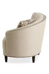 Pikowana sofa obszyta gwoździami | Caracole Laf | Caracole.eu.com