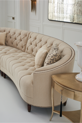 Pikowana sofa obszyta gwoździami | Caracole Laf | Caracole.eu.com
