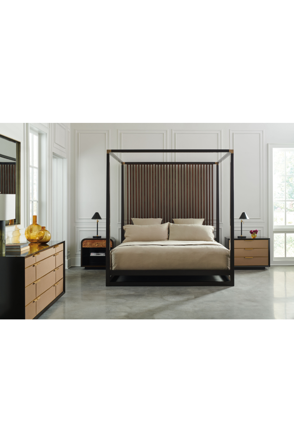 Brązowe drewniane łóżko z baldachimem | Caracole Pinstripe | Caracole.eu.com
