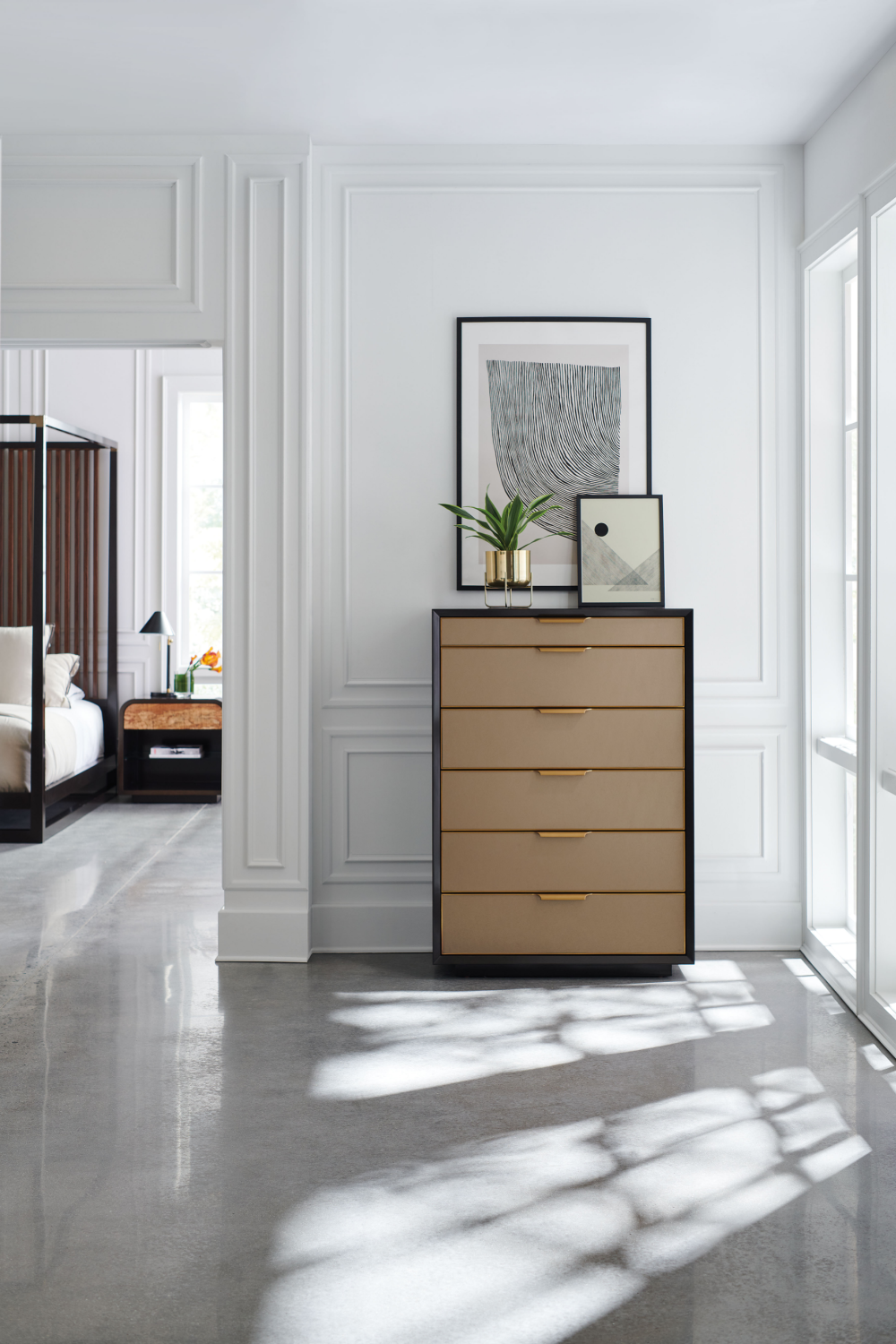 Brązowe drewniane łóżko z baldachimem | Caracole Pinstripe | Caracole.eu.com