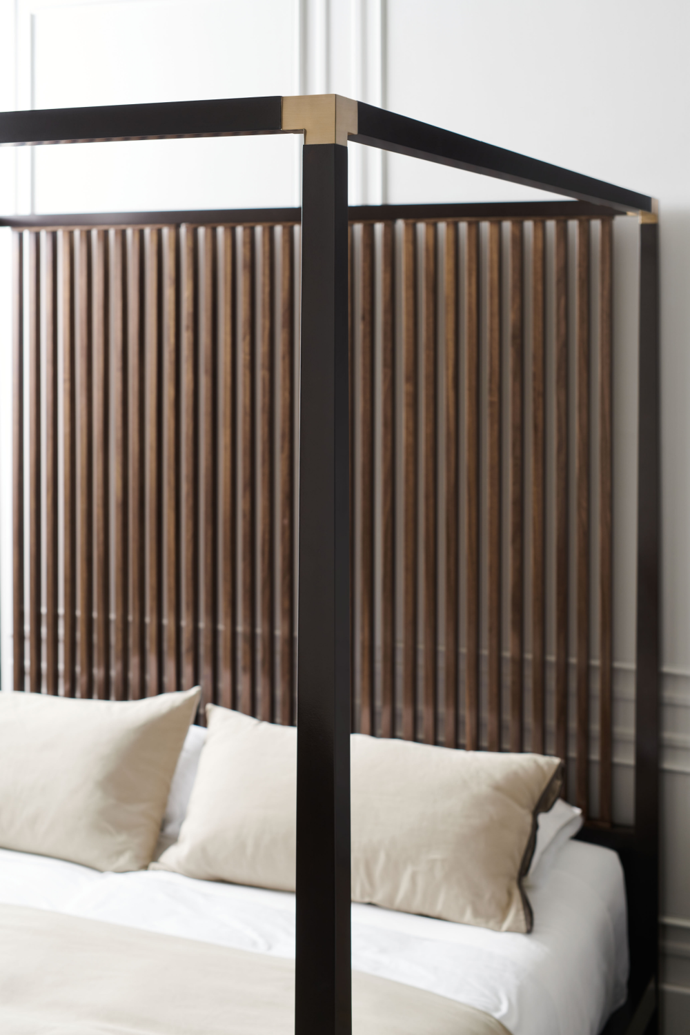 Brązowe drewniane łóżko z baldachimem | Caracole Pinstripe | Caracole.eu.com