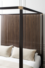 Brązowe drewniane łóżko z baldachimem | Caracole Pinstripe | Caracole.eu.com