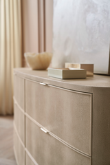Kremowa komoda Shagreen | Caracole Simply Perfect | Caracole.eu.com
