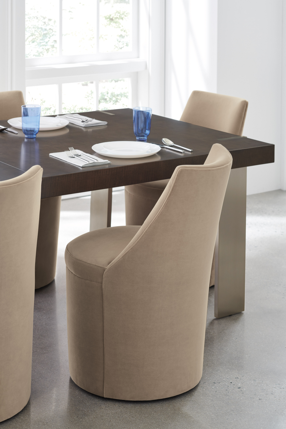Krzesło do jadalni w kolorze taupe velvet | Caracole Barrel Roll | Caracole.eu.com