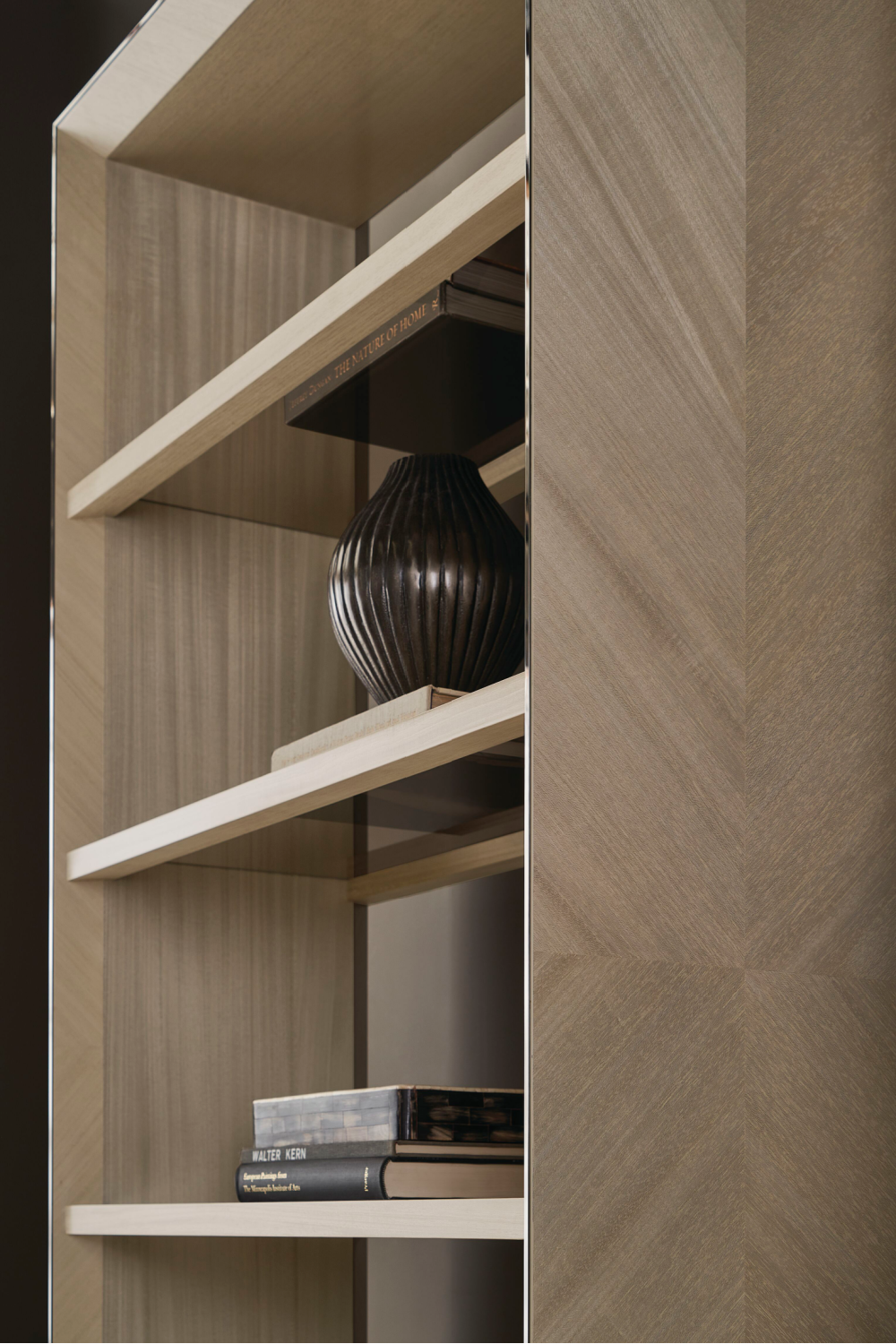 Brązowa szklana półka na książki | Caracole High Rise | Caracole.eu.com