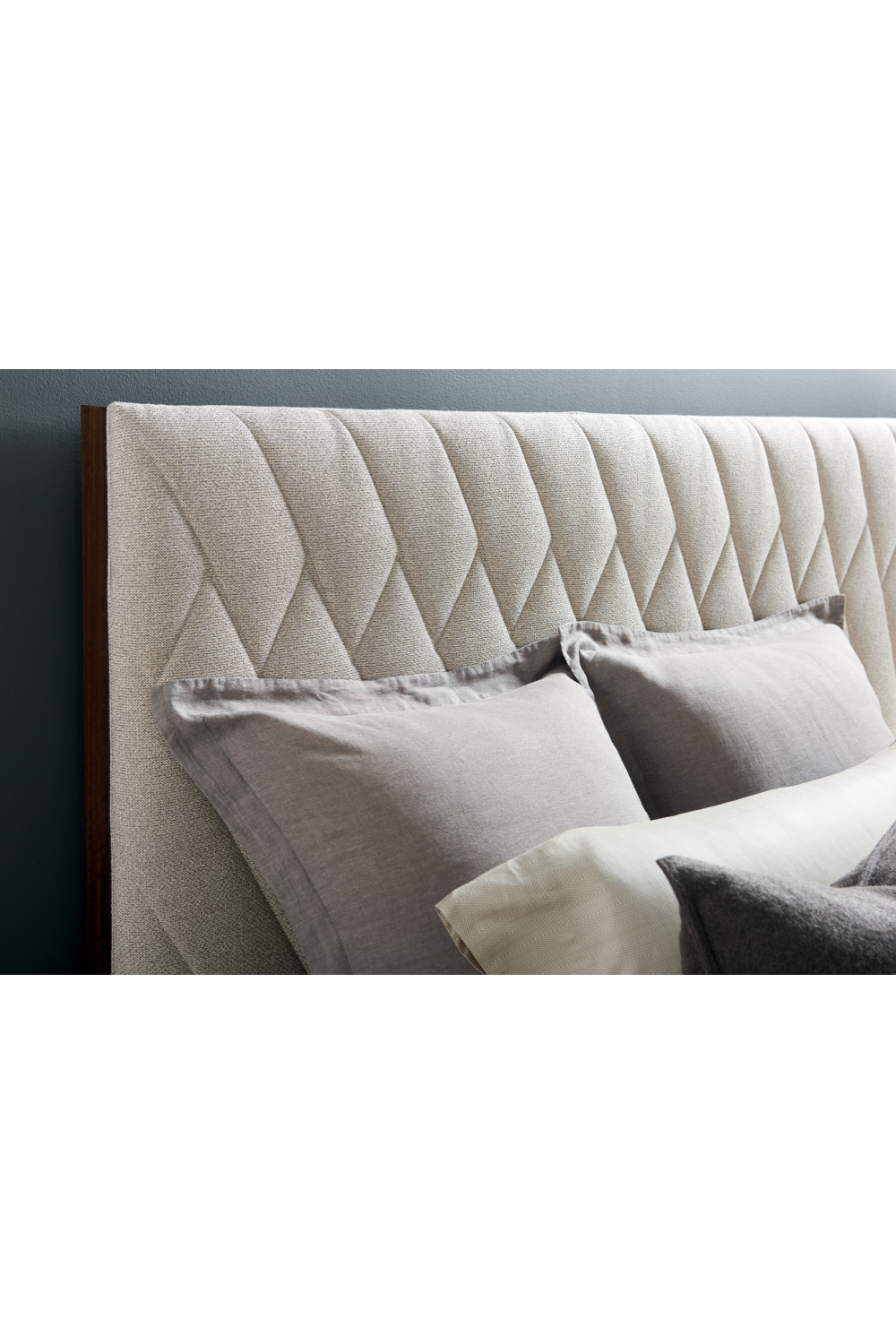 Pikowane łóżko w neutralnych kolorach | Caracole Moderne | Caracole.eu.com