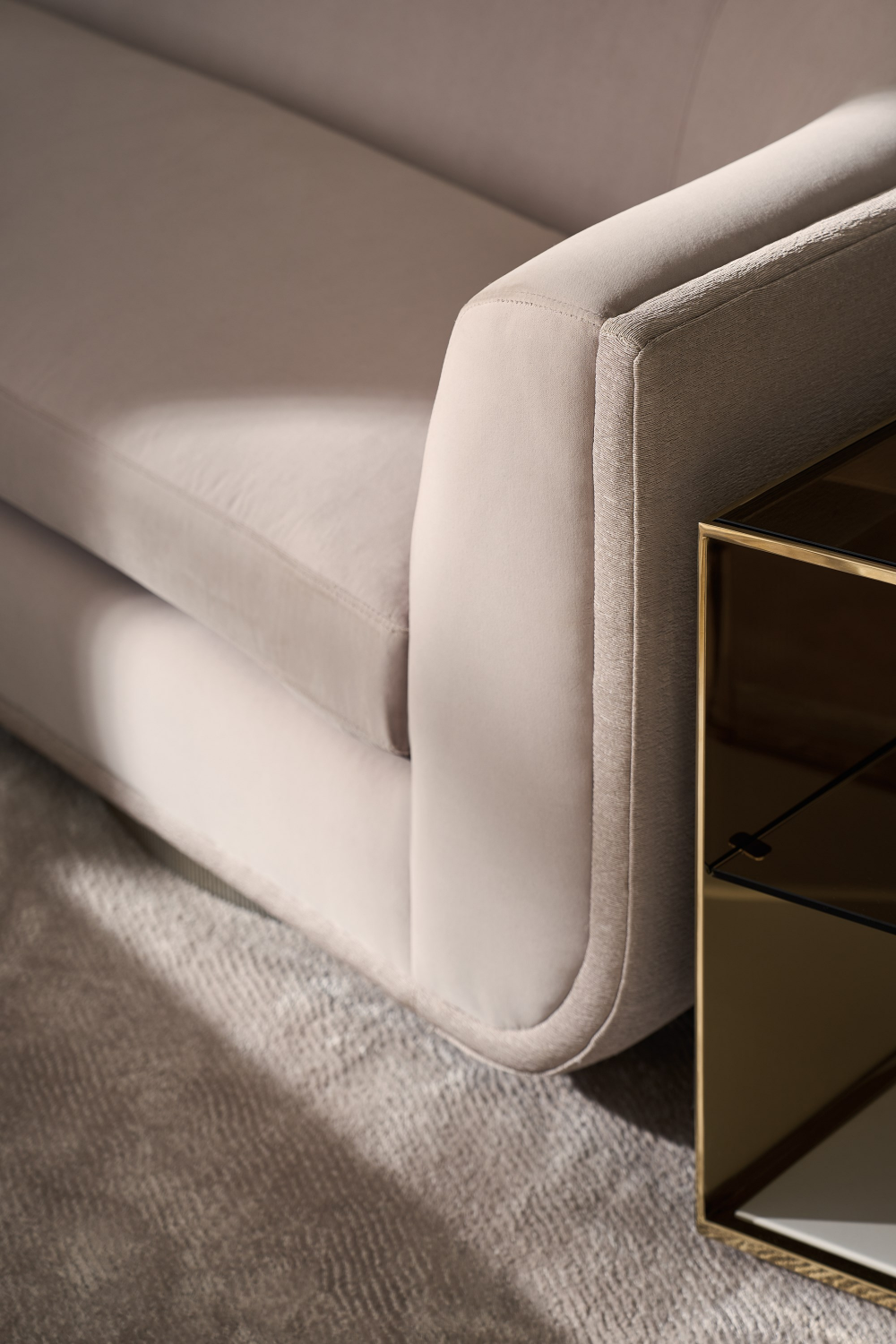 Zakrzywiona sofa w kolorze ciemnoszarym | Maszynka do strzyżenia Caracole | Caracole.eu.com