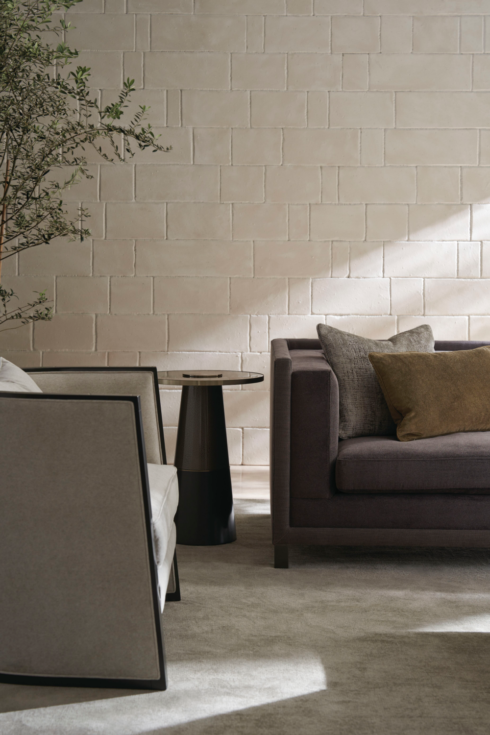 Brązowa klasyczna sofa | Caracole Tuxedo | Caracole.eu.com