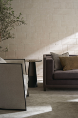 Brązowa klasyczna sofa | Caracole Tuxedo | Caracole.eu.com