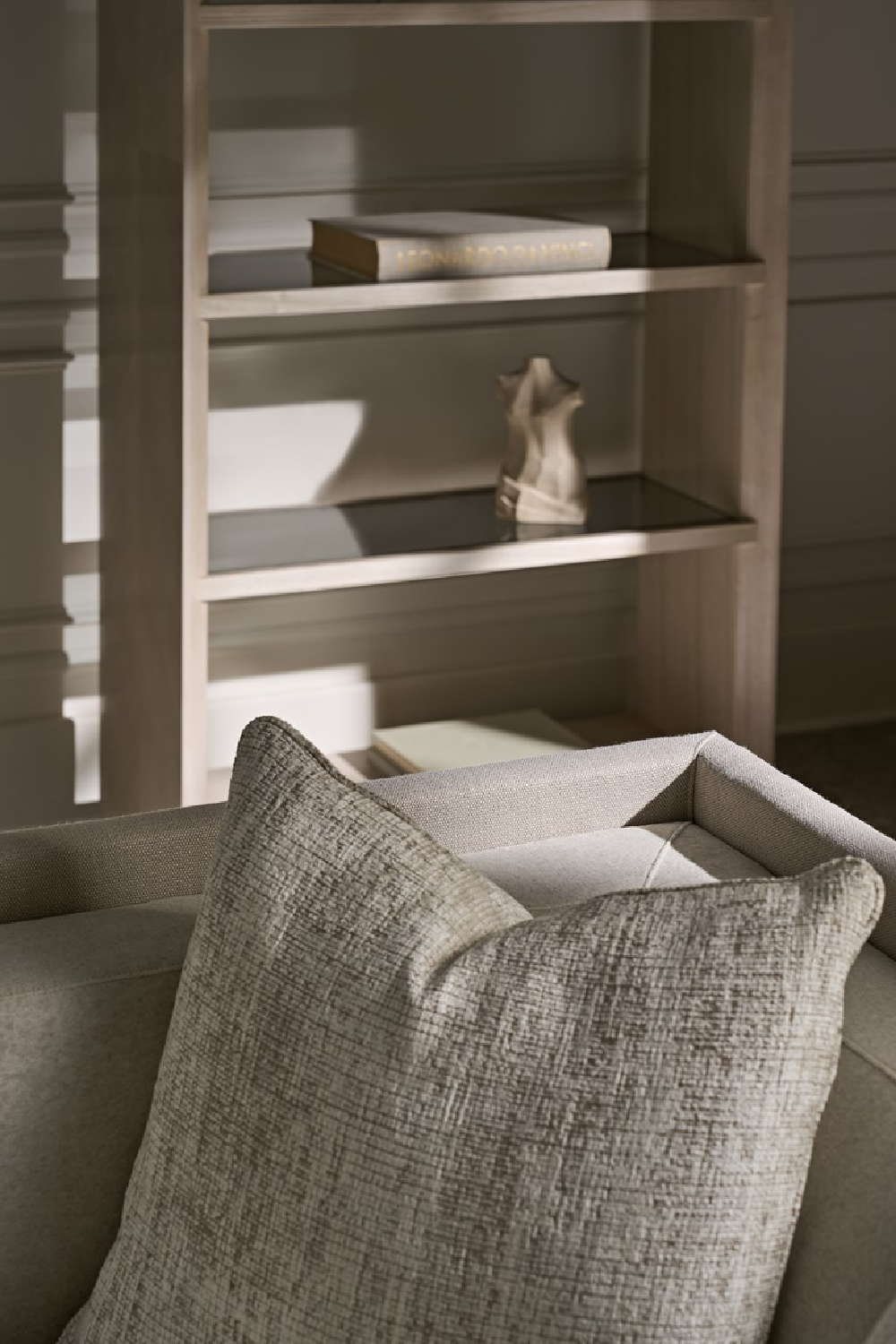 Jasnoszara sofa | Caracole Tuxedo | Caracole.eu.com