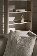 Jasnoszara sofa | Caracole Tuxedo | Caracole.eu.com