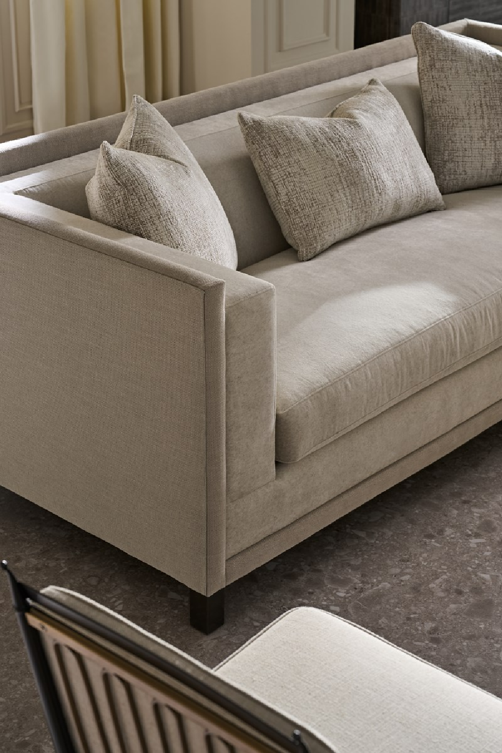 Jasnoszara sofa | Caracole Tuxedo | Caracole.eu.com