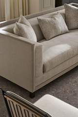 Jasnoszara sofa | Caracole Tuxedo | Caracole.eu.com