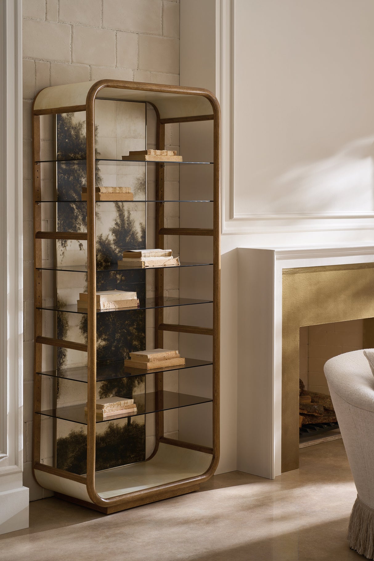 Regał w drewnianej ramie w złotym wykończeniu | Caracole Fairmontnt