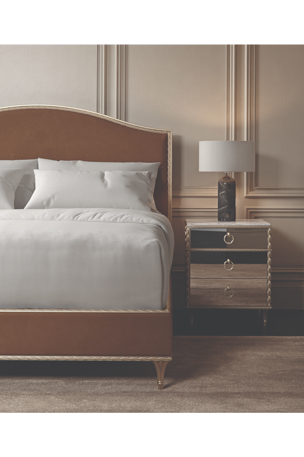 Łóżko typu king-size z platformą Camelback | Caracole Fontainebleau | Caracole.eu.com