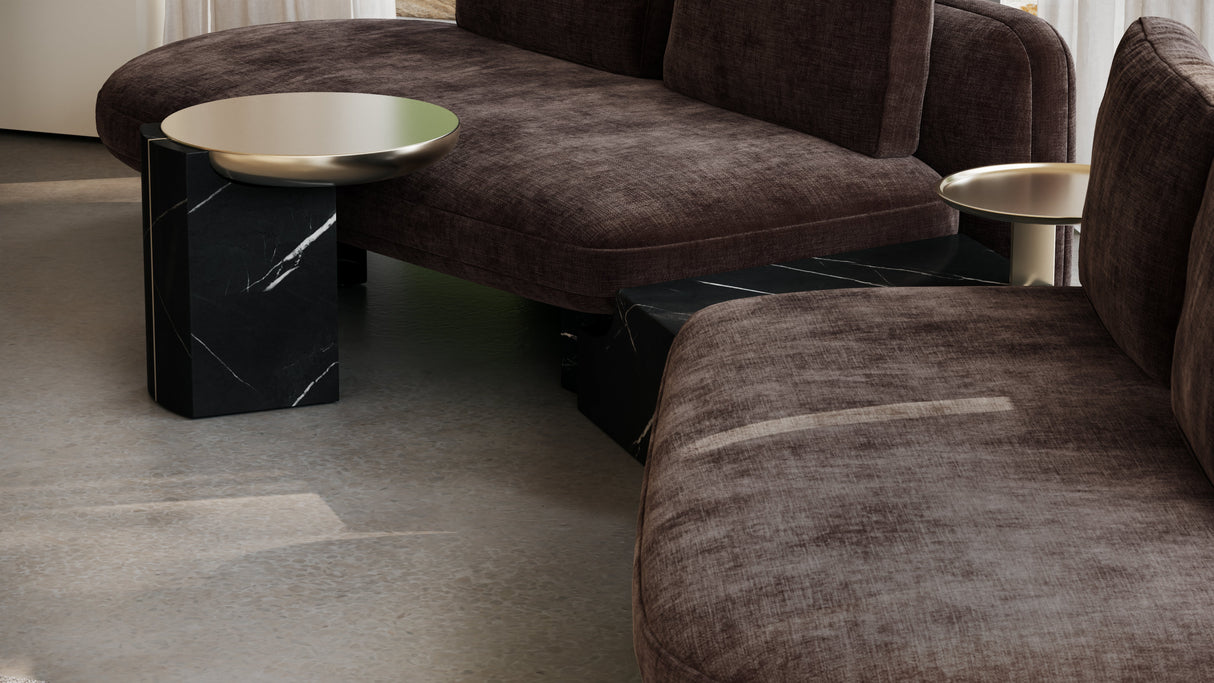 Sofa dwuosobowa z aksamitu w kolorze taupe | Caracole Overlap