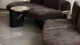Sofa dwuosobowa z aksamitu w kolorze taupe | Caracole Overlap